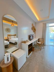 Anlio Resort في داويس: غرفة بسرير ومكتب مع مرآة