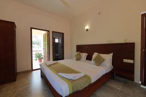 1 dormitorio con 1 cama grande en una habitación en Green Shades en Munnar