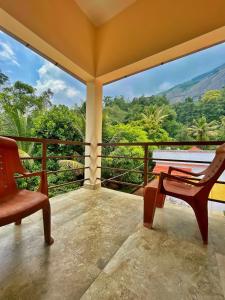 Balcón con mesa, silla y vistas en Green Shades, en Munnar