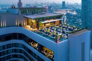 une vue aérienne sur un bâtiment avec des lumières dans l'établissement Bangkok Marriott Marquis Queens Park, à Bangkok