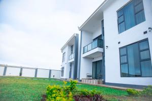 un edificio de apartamentos con vistas al océano en Acacia Stay en Lilongüe