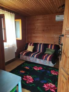 - un salon avec un canapé dans une cabine dans l'établissement Vikendica Jagodica, à Ivanjica