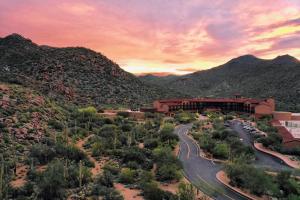 uma vista para um edifício com uma estrada e montanhas em The Ritz-Carlton, Dove Mountain em Marana