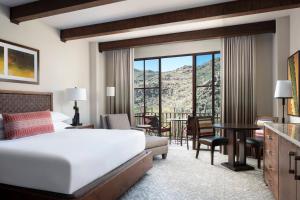 Postel nebo postele na pokoji v ubytování The Ritz-Carlton, Dove Mountain