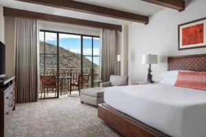 Postel nebo postele na pokoji v ubytování The Ritz-Carlton, Dove Mountain