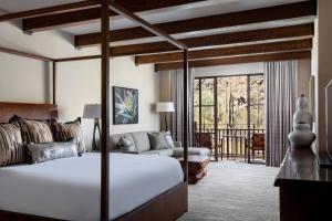 Postel nebo postele na pokoji v ubytování The Ritz-Carlton, Dove Mountain
