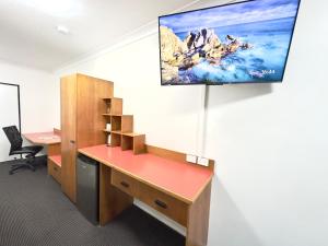TV a/nebo společenská místnost v ubytování Mackay Resort Motel