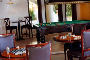 una stanza con tavolo da biliardo e alcune sedie di Renaissance Sharm El Sheikh Golden View Beach Resort a Sharm El Sheikh