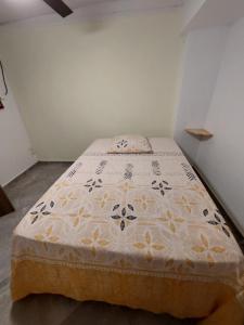 Habitación pequeña con cama con edredón en LA TERRASSE DES TORTUES, en Bouillante