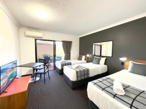 Postel nebo postele na pokoji v ubytování Mackay Resort Motel