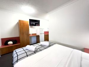 Postel nebo postele na pokoji v ubytování Mackay Resort Motel