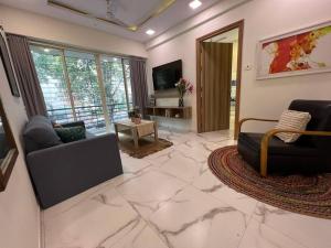 Jastcon, 19th Rd, Khar, Ambedkar Colony by Connekt Homes في مومباي: غرفة معيشة مع أرضية رخام كبيرة