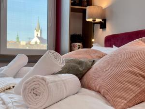 um quarto com 2 camas e toalhas em Jeny Boutique Apartment em Târgu-Mureş