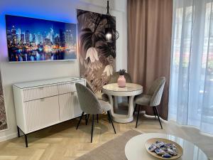 a living room with a table and chairs at Jeny Boutique Apartment in Târgu-Mureş