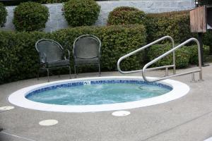 a hot tub with two chairs sitting in it at Rocklin Park Hotel in Rocklin