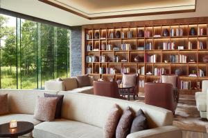 uma biblioteca com sofás e uma estante de livros em Higashiyama Niseko Village, a Ritz-Carlton Reserve em Niseko