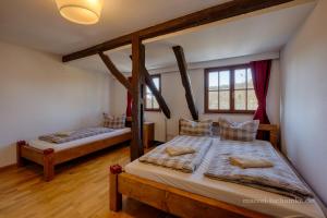 מיטה או מיטות בחדר ב-Wohnen auf der Ritterburg