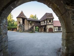 une arche en face d'une vieille maison dans l'établissement Wohnen auf der Ritterburg, à Haßmersheim