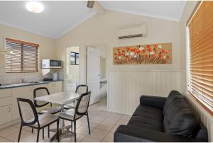 Discovery Parks - Townsville في تاونزفيل: غرفة معيشة مع أريكة وطاولة