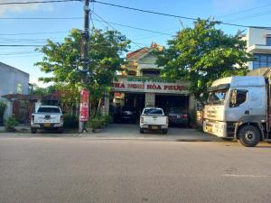 un camion parcheggiato sul lato di una strada di Hoa Phuong Guesthouse a Ðông Hà
