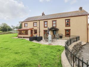 ein Haus mit Rasen davor in der Unterkunft Pant Teg Farm in Kidwelly