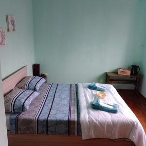 1 dormitorio con 1 cama con 2 toallas en Вила Нина в Крамолин en Kramolin