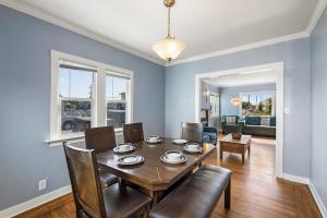 a dining room with a table and chairs at Perfect House 12 mins to Berkeley in Richmond