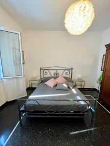 1 dormitorio con 1 cama grande y mesa de cristal en casetta sopra il mare, en Génova