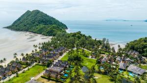 una vista aerea di un'isola con case e oceano di Villa of Siam a Ko Chang