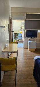 TV a/nebo společenská místnost v ubytování Billabong Motel