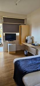 TV a/nebo společenská místnost v ubytování Billabong Motel