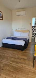 Postel nebo postele na pokoji v ubytování Billabong Motel