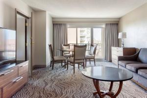 ein Wohnzimmer mit einem Sofa und einem Tisch in der Unterkunft Marriott Myrtle Beach Resort & Spa at Grande Dunes in Myrtle Beach