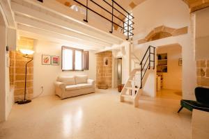 A seating area at le CASINE di MARUGGIO 10