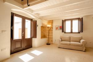 A seating area at le CASINE di MARUGGIO 10