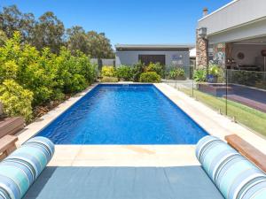 Bazén v ubytování The Doggy Beach House at Pottsville nebo v jeho okolí