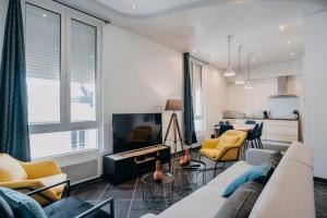 sala de estar con sofá y TV en Coeur de ville #H1 - Chambre privée dans logement partagé - Wifi & Netflix - Centre ville & Transports - Machine à laver en Cholet