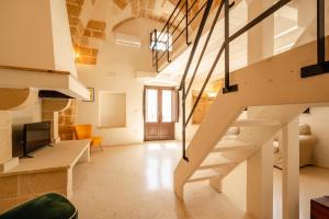 A seating area at le CASINE di MARUGGIO 10