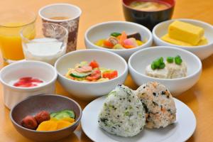 una tabella ricoperta di ciotole di diversi tipi di alimenti di Wakayama Daiichi Fuji Hotel a Wakayama