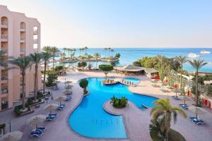 een luchtzicht op een resort met een zwembad bij Hurghada Marriott Beach Resort in Hurghada