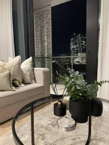 - un salon avec un canapé et une table ornée de plantes dans l'établissement Ellipse Waterfall luxurious unit, à Midrand