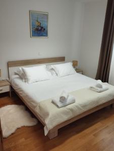 ein Schlafzimmer mit einem Bett mit zwei Handtüchern darauf in der Unterkunft Bella vista - cozy apartment with a great view in Split