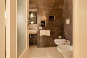 A bathroom at le CASINE di MARUGGIO 10