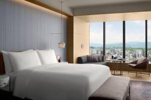 Rúm í herbergi á The Ritz-Carlton Fukuoka