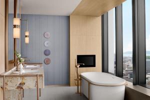 Baðherbergi á The Ritz-Carlton Fukuoka