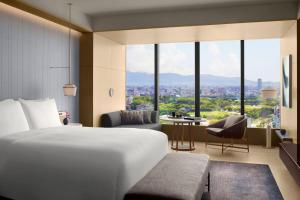 Rúm í herbergi á The Ritz-Carlton Fukuoka