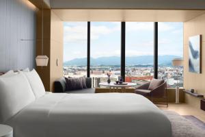 Rúm í herbergi á The Ritz-Carlton Fukuoka