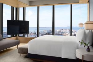 Sjónvarps- og/eða afþreyingartæki á The Ritz-Carlton Fukuoka