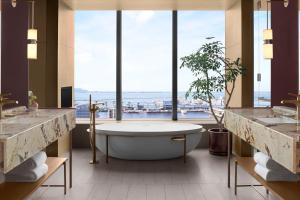 Rúm í herbergi á The Ritz-Carlton Fukuoka
