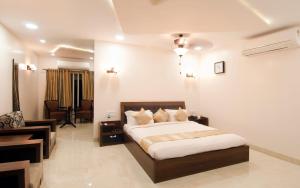 - une chambre avec un lit et un salon dans l'établissement Hotel The Sudesh, à Raipur